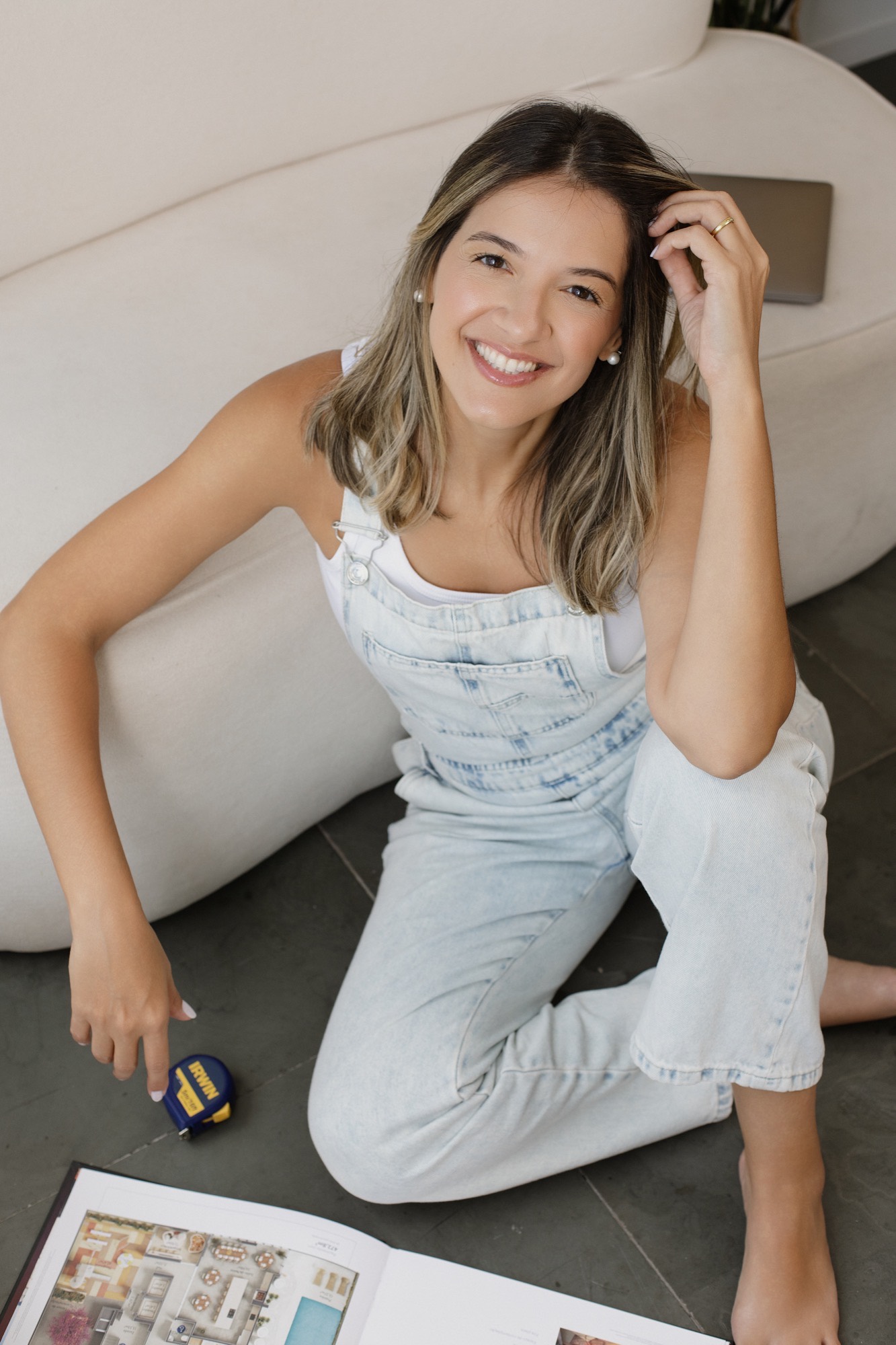 Mardely Amorim com plantas e materiais de projeto